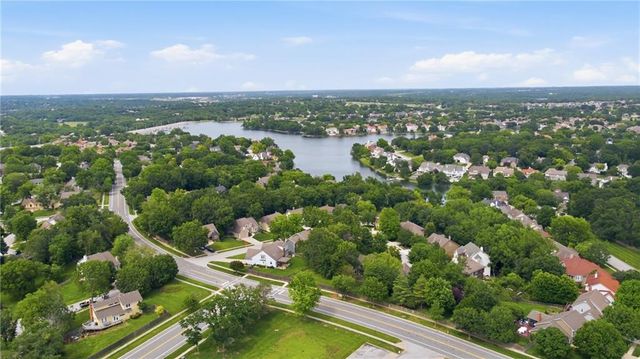 604 NE Burning Tree Street, Lee's Summit, MO 64064