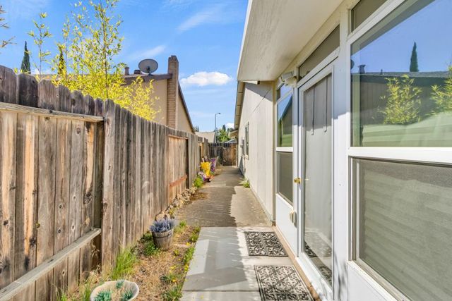 9825 Winterwood Way, Sacramento, CA 95827