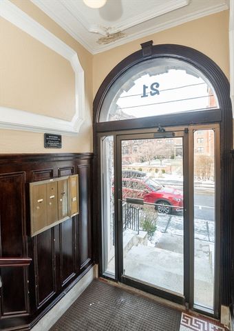 21 Green St 3, Brookline, MA 02446