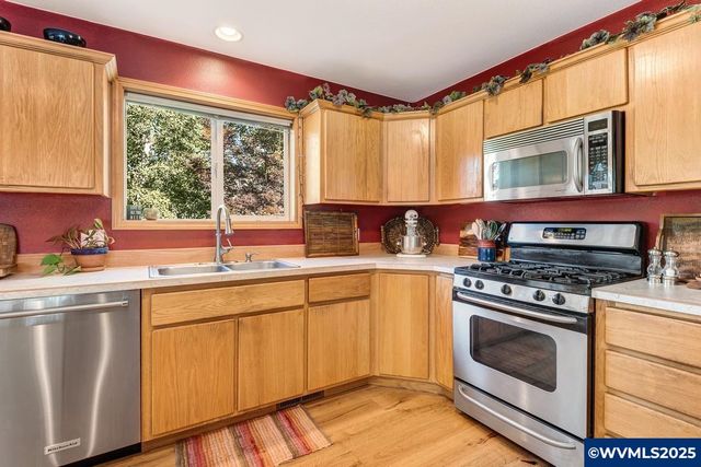 2985 NE Alpen Glow Pl, Bend, OR 97701