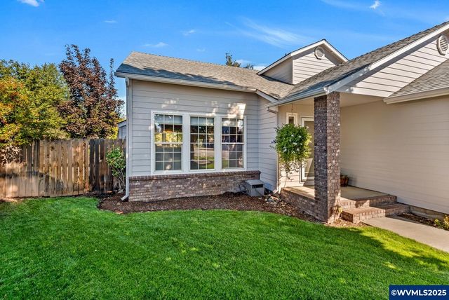 2985 NE Alpen Glow Pl, Bend, OR 97701