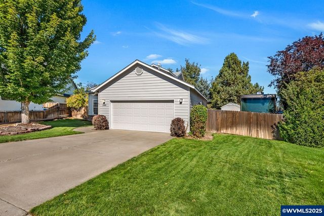 2985 NE Alpen Glow Pl, Bend, OR 97701