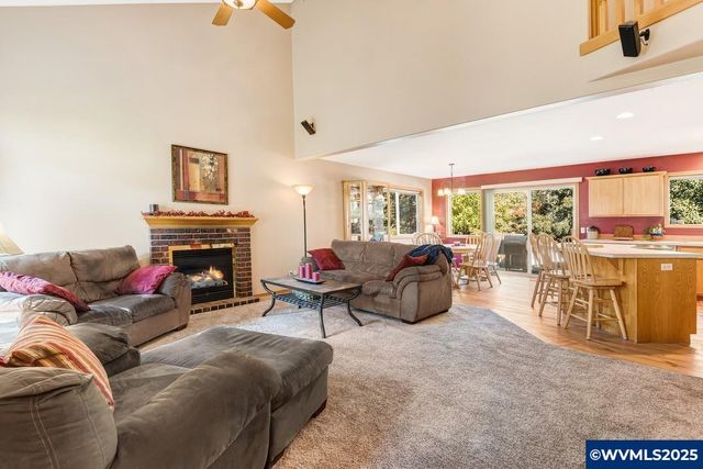 2985 NE Alpen Glow Pl, Bend, OR 97701