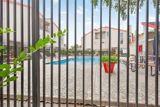 10855 Meadowglen Lane 608, Houston, TX 77042