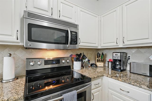 211 Cimarron Trail 8, Irving, TX 75063