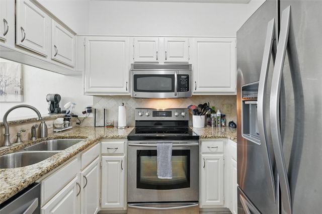 211 Cimarron Trail 8, Irving, TX 75063