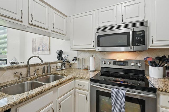 211 Cimarron Trail 8, Irving, TX 75063