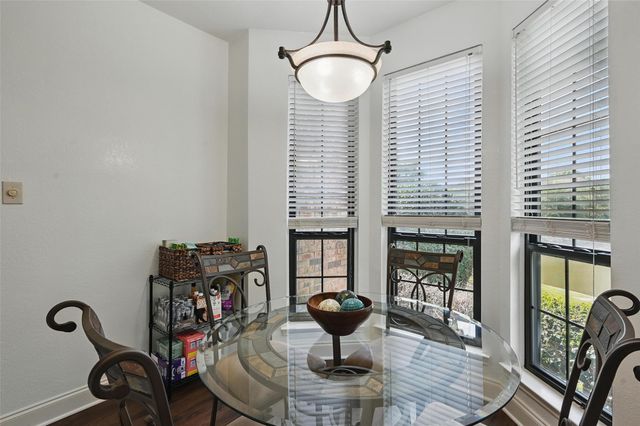 211 Cimarron Trail 8, Irving, TX 75063