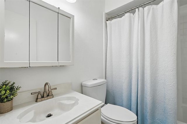 211 Cimarron Trail 8, Irving, TX 75063