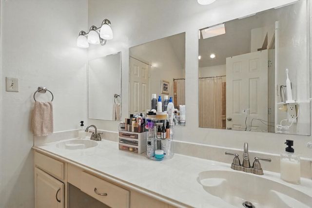 211 Cimarron Trail 8, Irving, TX 75063