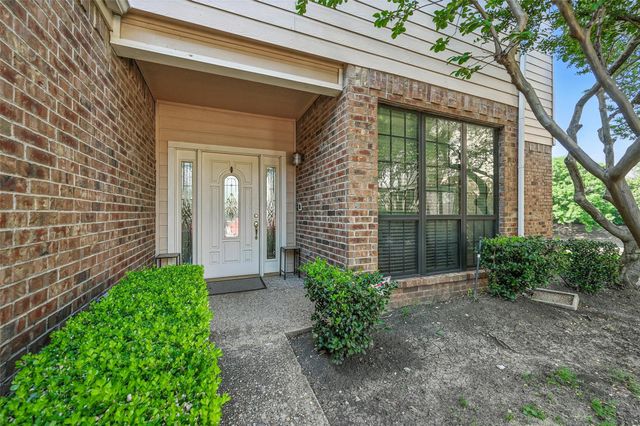 211 Cimarron Trail 8, Irving, TX 75063