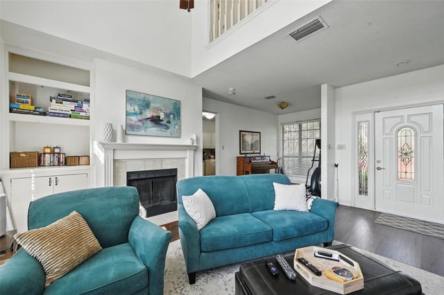 211 Cimarron Trail 8, Irving, TX 75063