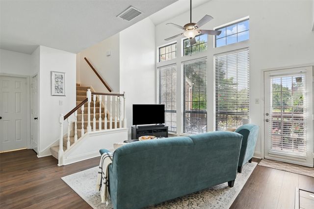 211 Cimarron Trail 8, Irving, TX 75063