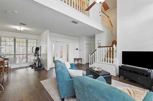 211 Cimarron Trail 8, Irving, TX 75063