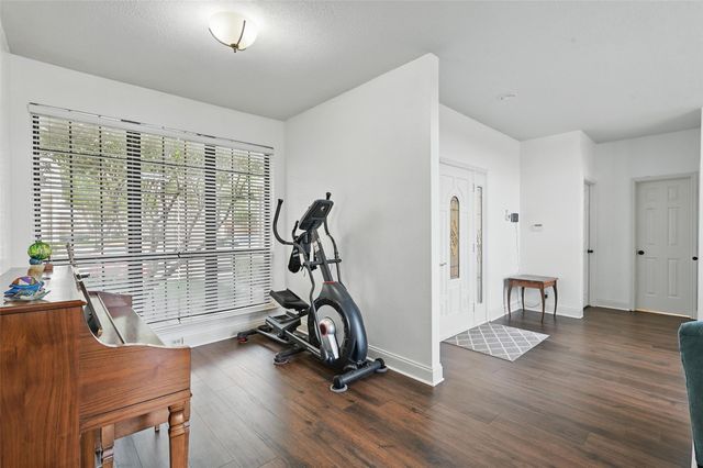211 Cimarron Trail 8, Irving, TX 75063