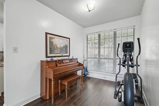 211 Cimarron Trail 8, Irving, TX 75063