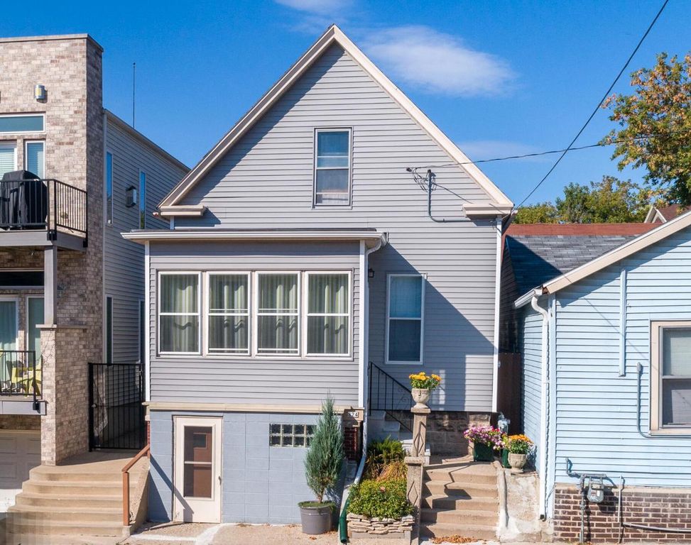 824 E Pearson STREET, Milwaukee, WI 53202
