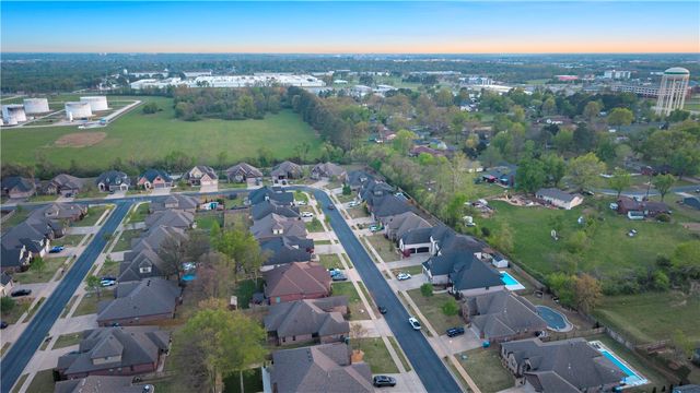 709 SE Eaton Street, Bentonville, AR 72712