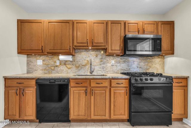 6 Highview Circle, Middletown, NJ 07748