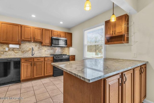 6 Highview Circle, Middletown, NJ 07748