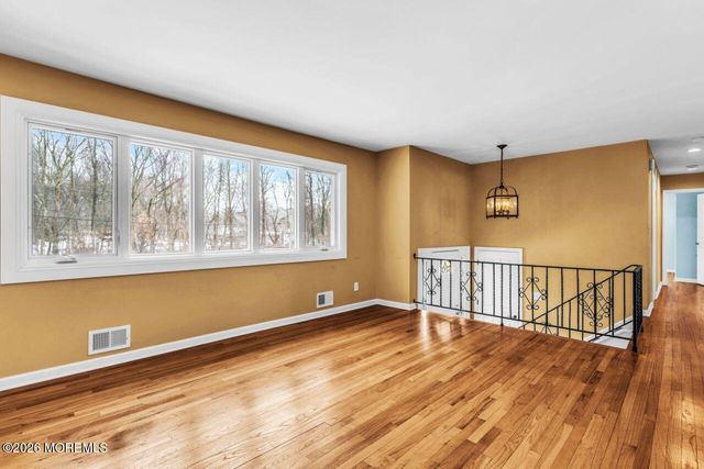 6 Highview Circle, Middletown, NJ 07748