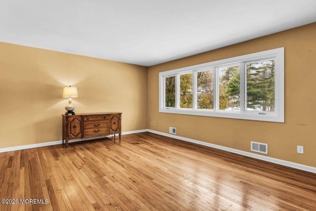 6 Highview Circle, Middletown, NJ 07748