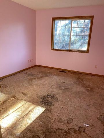 818 Sterling Street S, Maplewood, MN 55119