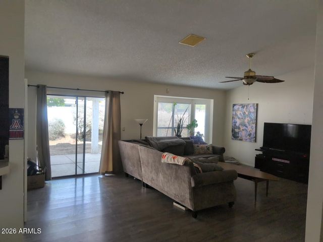 406 W KINGS Avenue, Phoenix, AZ 85023