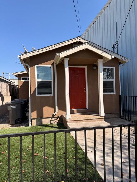 33 Hoover ave, National City, CA 91950