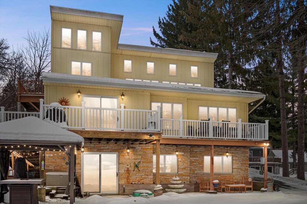 S108W34703 Jacks Bay ROAD, Mukwonago, WI 53149