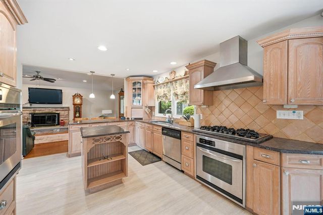 39 Fox Hill Road, Upper Saddle River, NJ 07458