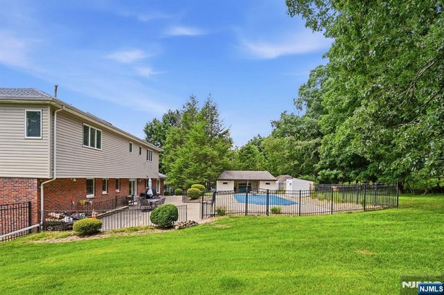 39 Fox Hill Road, Upper Saddle River, NJ 07458