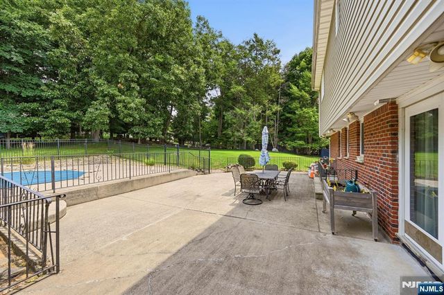39 Fox Hill Road, Upper Saddle River, NJ 07458