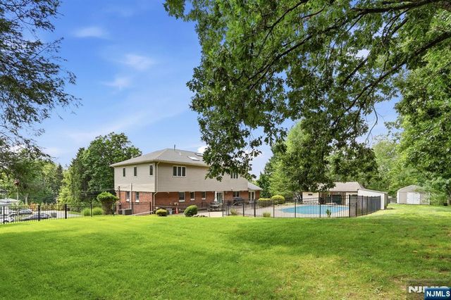 39 Fox Hill Road, Upper Saddle River, NJ 07458
