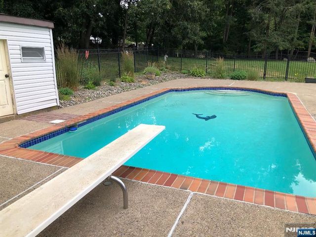 39 Fox Hill Road, Upper Saddle River, NJ 07458