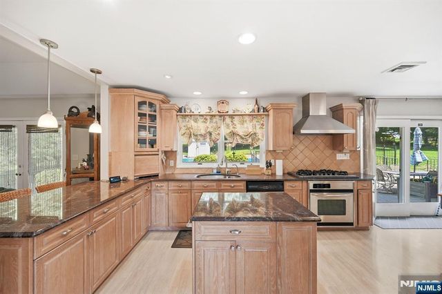 39 Fox Hill Road, Upper Saddle River, NJ 07458