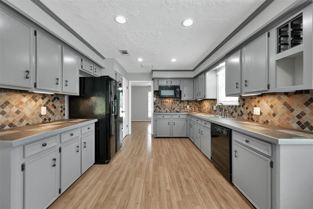 27121 Wells Lane, Oak Ridge North, TX 77385