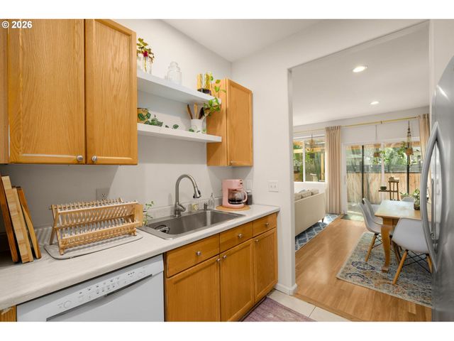 4220 Ne SIMPSON Ct, Portland, OR 97218
