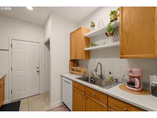 4220 Ne SIMPSON Ct, Portland, OR 97218