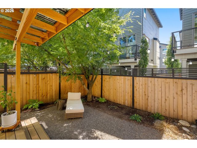 4220 Ne SIMPSON Ct, Portland, OR 97218