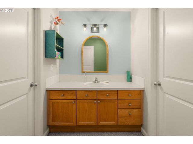 4220 Ne SIMPSON Ct, Portland, OR 97218