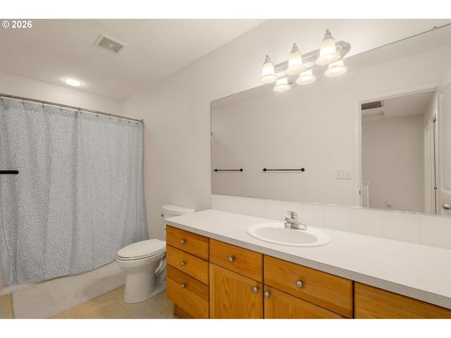 4220 Ne SIMPSON Ct, Portland, OR 97218
