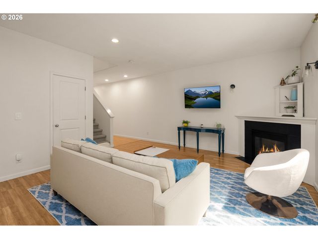 4220 Ne SIMPSON Ct, Portland, OR 97218
