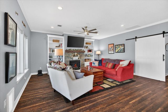 604 Warsaw Street, Bayou Vista, TX 77563