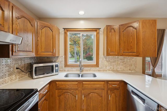 21473 Lundy Drive, Farmington Hills, MI 48336