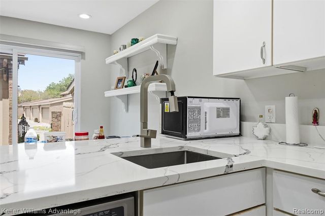 5271 Wright Way, West Bloomfield, MI 48322
