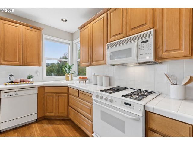 9739 Nw MARING Dr, Portland, OR 97229