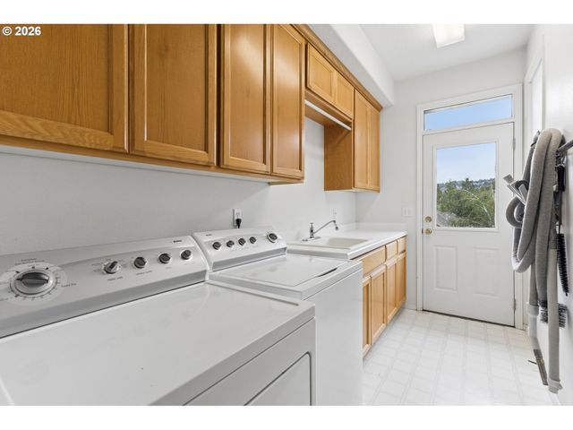 9739 Nw MARING Dr, Portland, OR 97229