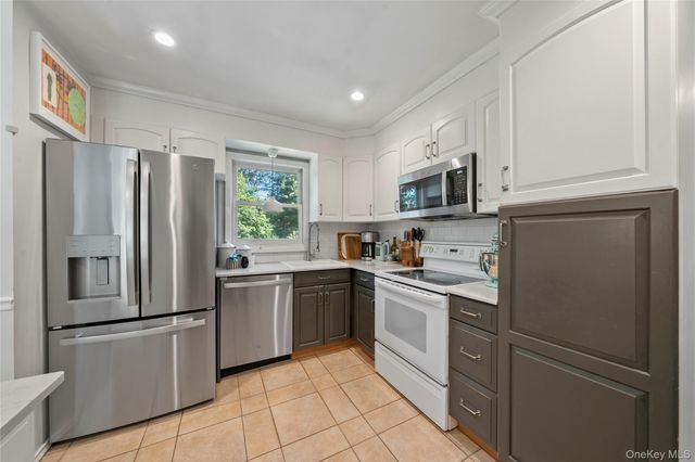 5 Magnolia Lane, Miller Place, NY 11764