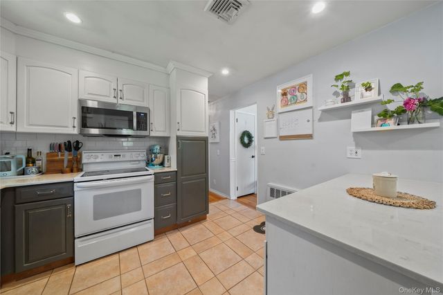 5 Magnolia Lane, Miller Place, NY 11764